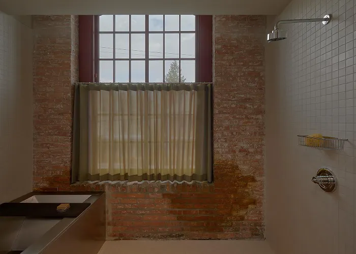 Pocketbook Hotel And Baths